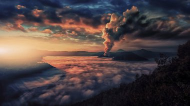 Sabahın erken saatlerinde Mount Bromo, aktivite