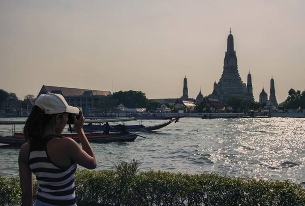 観光客の女の子がバンコク ワット アルンの写真を取る — ストック写真