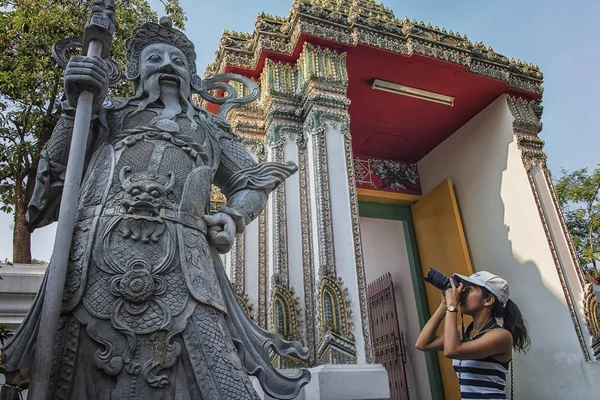 Turysta Dziewczyna Podjąć Fotografii Wat Pho Bangkok — Zdjęcie stockowe
