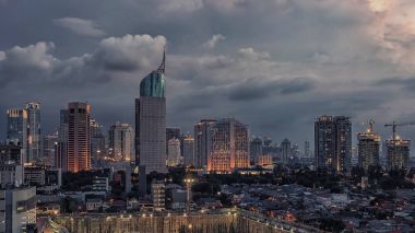 Günbatımı Jakarta şehir şehir üzerinde 