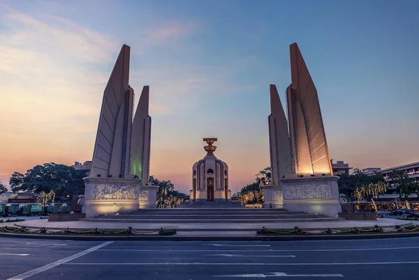 Pôr Sol Sobre Monumento Democracia Bancoc — Fotografia de Stock