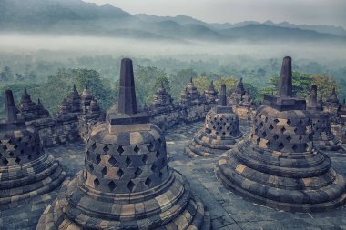 Borobudur Tapınağı sabahın erken saatlerinde