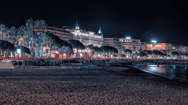 Cannes gece sahilden görüntülendi