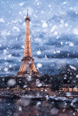 Şubat 2018 - Paris, Fransa - Paris karda Eyfel Kulesinin yakınında başlangıcı