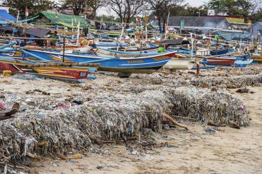 Bali, Endonezya - Şubat 2018: Beach kirliliği çevre Kuta Bali beach üzerinde. Sahilde birçok çöp