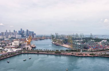 Singapor ticari liman hava görünümünü. Toplam nakliye tonaj bakımından dünyanın en yoğun bağlantı noktasıdır.