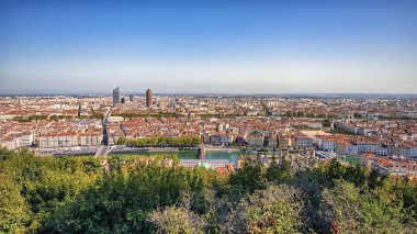 Gündüz vakti Lyon şehrinde.