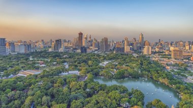 Lumphini Park ve Tayland, Bangkok 'taki gökdelenler
