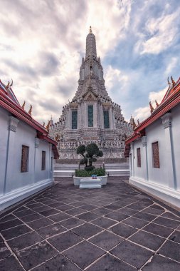 Wat Arun temple in Bangkok, Thailand clipart