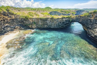 Endonezya 'nın Nusa Penida adasındaki kırık plaj