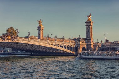Alexandre III Köprüsü Paris 'te gün batımında