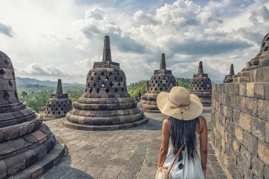 Orta Cava, Endonezya 'daki Borobudur Budist Anıtı