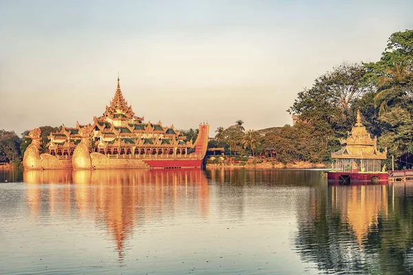 Kandawgyi Lake Med Karaweik Hall Yangon — Stockfoto