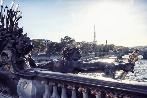 エッフェル塔は パリのアレクサンドル 世橋から見た — ストック写真