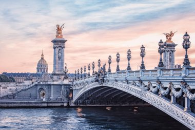 Alexandre III Köprüsü Paris 'te gün batımında