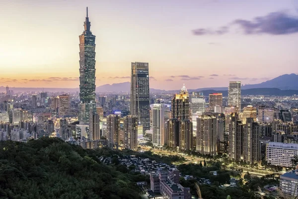 Taipei şehri gün batımında tepeden izleniyor, Tayvan