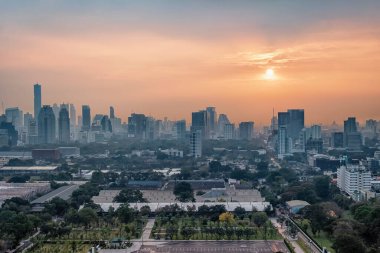 Gün batımında Bangkok manzarası yukarıdan izleniyor