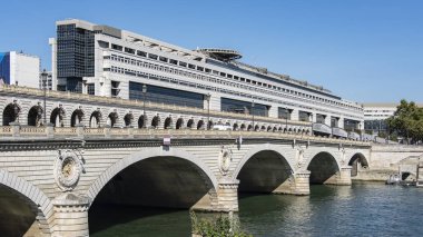 Bercy, Paris Ekonomi ve Maliye Bakanlığı 'nın koltuğu.