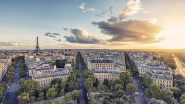 Gün batımında Paris şehri manzarası