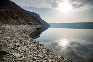 Deniz ve dağların manzarası