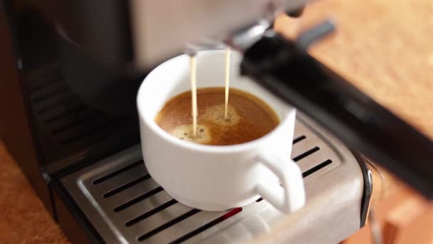 Κάνοντας Φρέσκο Νόστιμο Καφέ Που Βγαίνει Από Μηχανή Του Καφέ — Αρχείο Βίντεο
