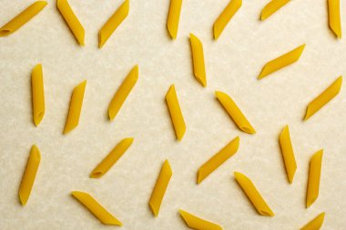  Kahverengi arka planda çiğ İtalyan makarnası deseni