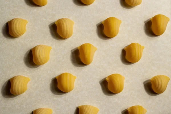  Kahverengi arka planda çiğ İtalyan makarnası deseni