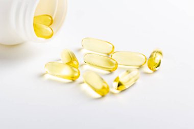 Beyaz arkaplanda balık yağı kapsülleri izole