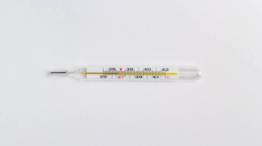 Tıbbi termometre beyaz bir arkaplanda izole edildi
