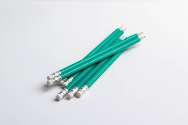 Beyaz arkaplanda silgisi olan izole edilmiş kalemler