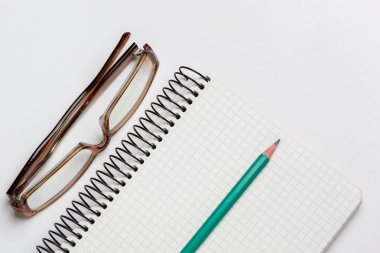 beyaz arkaplanda dizüstü bilgisayar, kalem ve gözlük izole edildi