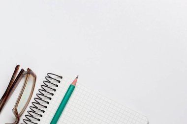 beyaz arkaplanda dizüstü bilgisayar, kalem ve gözlük izole edildi