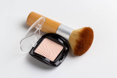 makyaj tozu ve fırça beyaz arkaplanda izole