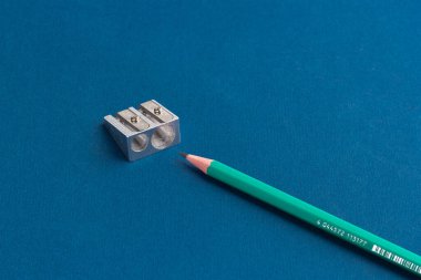 Mavi arkaplanda açacağı olan izole edilmiş kalemler