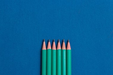 Mavi arkaplanda izole edilmiş kalemler