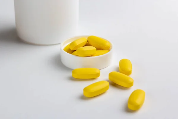 Gele Pillen Geïsoleerd Witte Achtergrond — Stockfoto