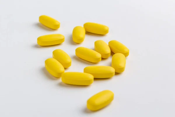 Beyaz arka planda izole edilmiş haplar