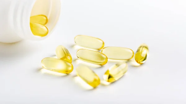 Beyaz arkaplanda balık yağı kapsülleri izole
