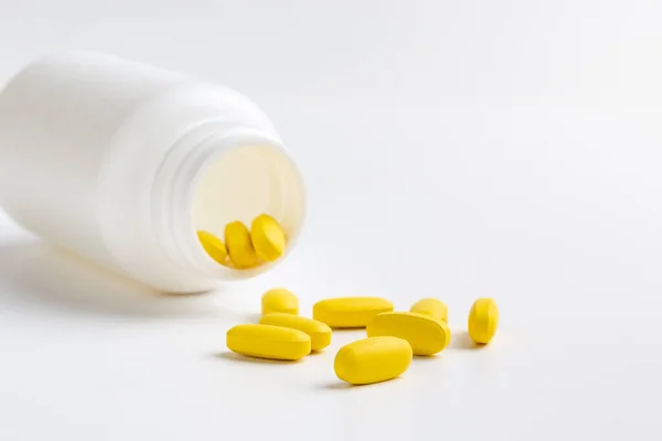 Gele Pillen Fles Geïsoleerd Witte Achtergrond — Stockfoto