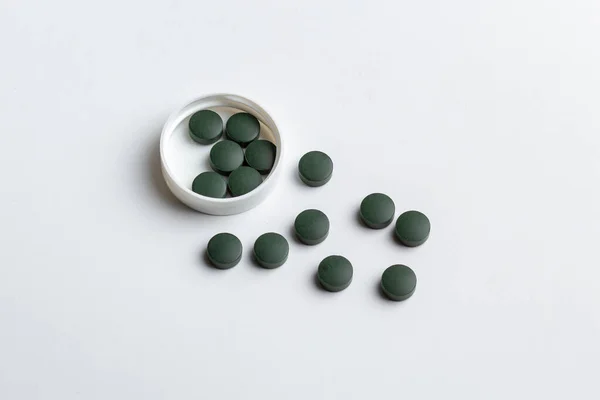 Pastillas Verdes Aisladas Sobre Fondo Blanco Tabletas Espirulina — Foto de Stock