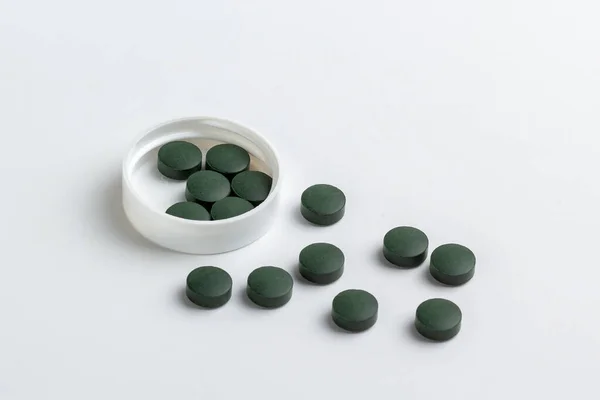 Pastillas Verdes Aisladas Sobre Fondo Blanco Tabletas Espirulina — Foto de Stock