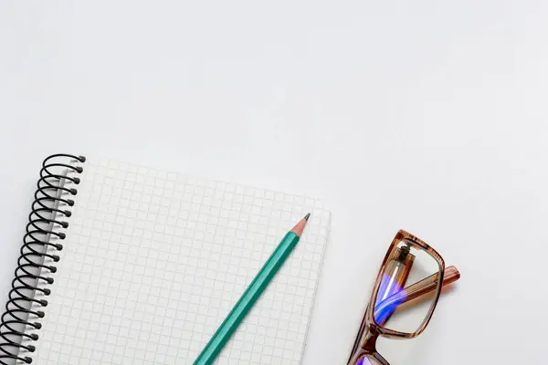 Notebook Pen Bril Witte Achtergrond Geïsoleerd — Stockfoto