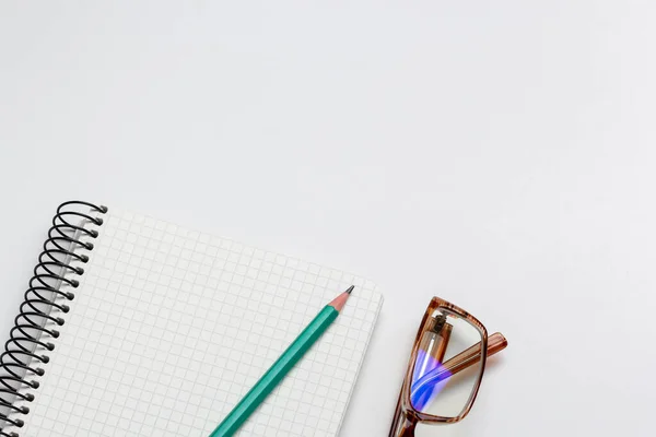 Notebook Pen Bril Witte Achtergrond Geïsoleerd — Stockfoto