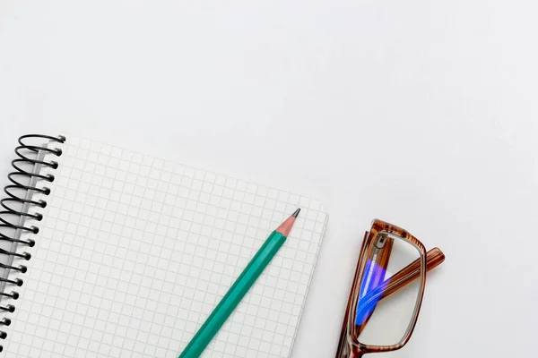 Notebook Pen Bril Witte Achtergrond Geïsoleerd — Stockfoto