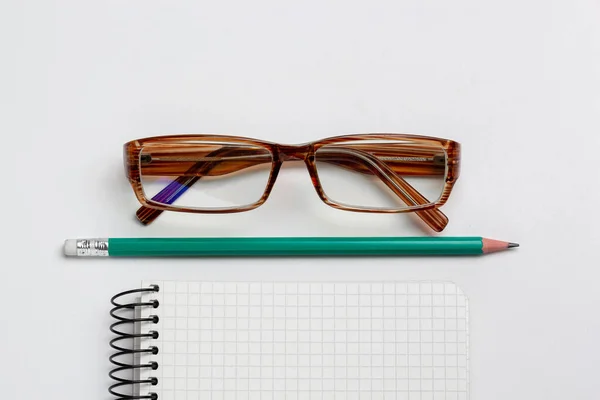ノートとペンとメガネを白い背景に隔離し — ストック写真