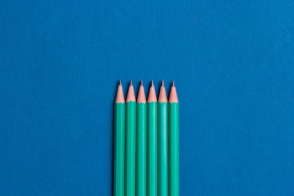 Lápis Isolados Sobre Fundo Azul — Fotografia de Stock