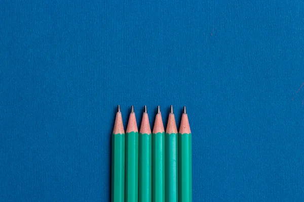Crayons Isolés Sur Fond Bleu — Photo
