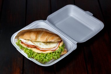 Peynirli, jambonlu, yumurtalı ve ıspanaklı kruvasan.