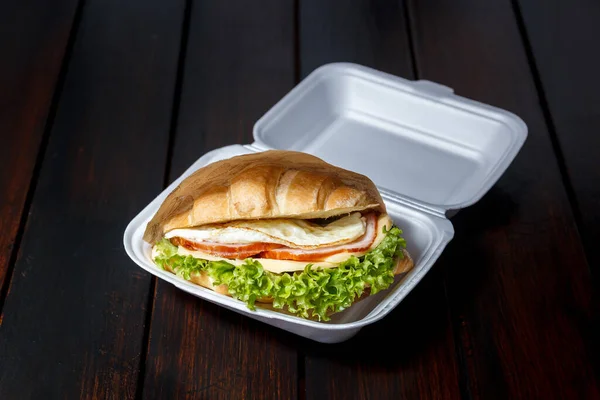 Peynirli, jambonlu, yumurtalı ve ıspanaklı kruvasan.