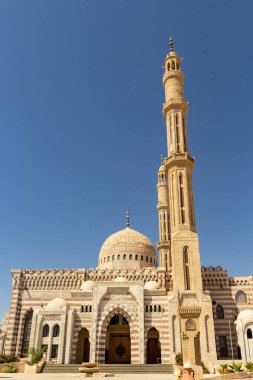 Şeyh Şer 'deki el-Mustafa Camii. Gökyüzüne karşı minare